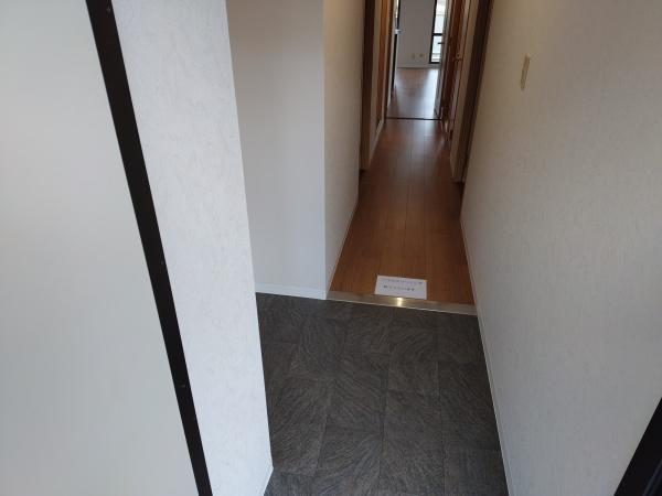生駒市俵口町のマンションの玄関画像