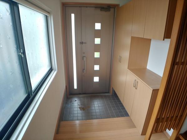 生駒市生駒台南の貸家の玄関画像