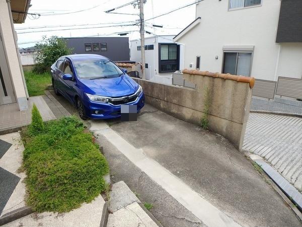 生駒市生駒台南の貸家の駐車場画像