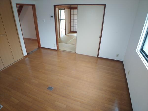 生駒市生駒台南の貸家のリビング画像