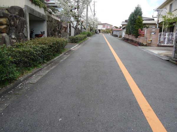 生駒市光陽台の土地　前面道路含む現地写真