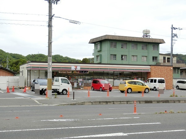 生駒市中菜畑2丁目　中古一戸建のコンビニ画像
