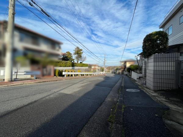 奈良市帝塚山3丁目　中古一戸建の前面道路含む現地写真画像