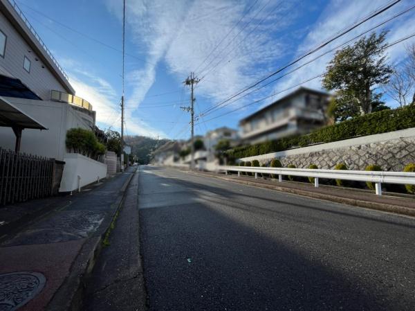 奈良市帝塚山3丁目　中古一戸建の前面道路含む現地写真画像