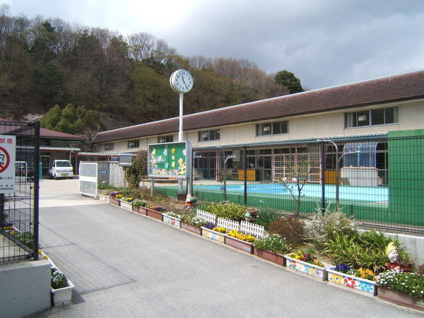 生駒市西松ケ丘　売土地の幼稚園・保育園画像
