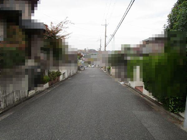 奈良市左京1丁目　中古一戸建の前面道路含む現地写真画像