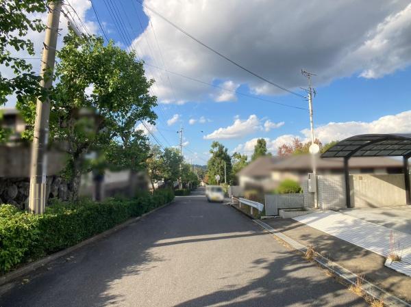 生駒市光陽台　中古一戸建の前面道路含む現地写真画像