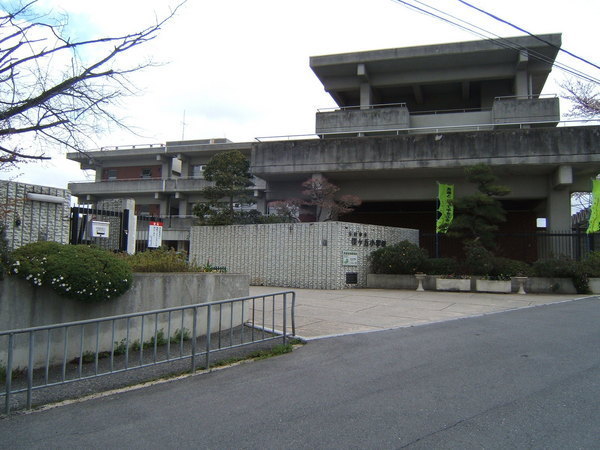 生駒市壱分町　中古一戸建の小学校画像