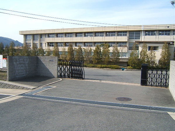 生駒市壱分町　中古一戸建の中学校画像