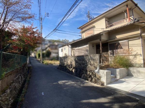 生駒市壱分町　中古一戸建の前面道路含む現地写真画像
