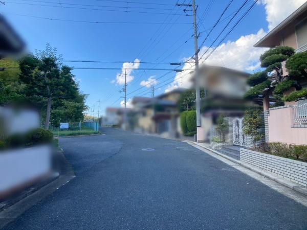奈良市北登美ヶ丘5丁目　中古一戸建の前面道路含む現地写真画像
