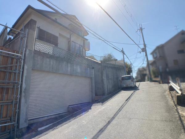 奈良市富雄北3丁目　中古一戸建の前面道路含む現地写真画像
