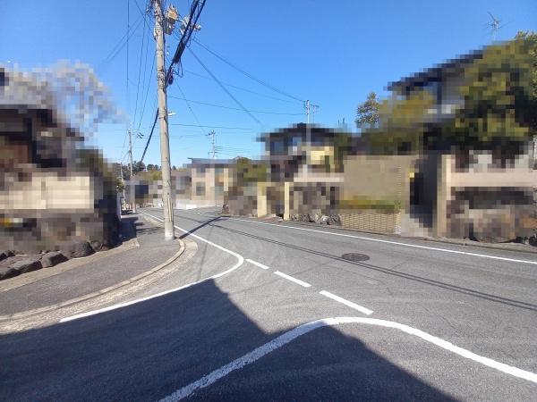 生駒市東生駒月見町　中古一戸建の前面道路含む現地写真画像