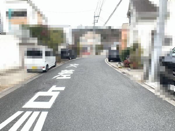 生駒市美鹿の台　中古一戸建の前面道路含む現地写真画像