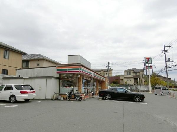 生駒市小瀬町　中古一戸建のコンビニ画像