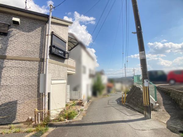 奈良市三碓町　中古テラスハウスの前面道路含む現地写真画像