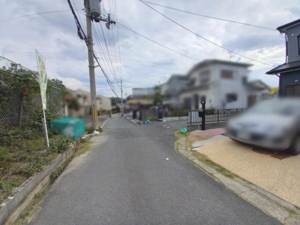 奈良市菅野台　中古一戸建の前面道路含む現地写真画像