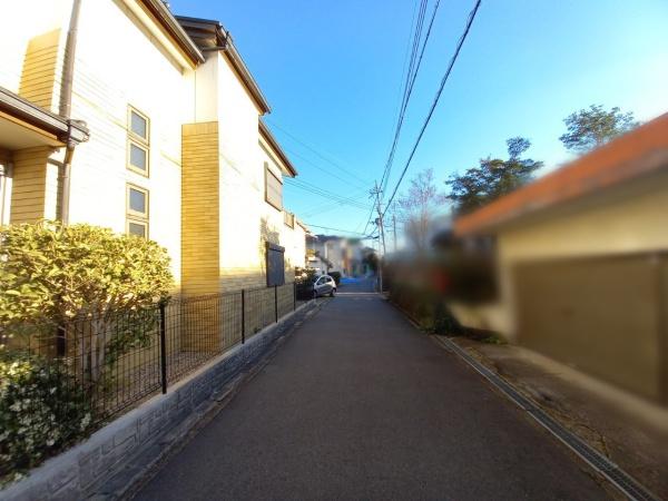 生駒市松美台　中古一戸建の前面道路含む現地写真画像