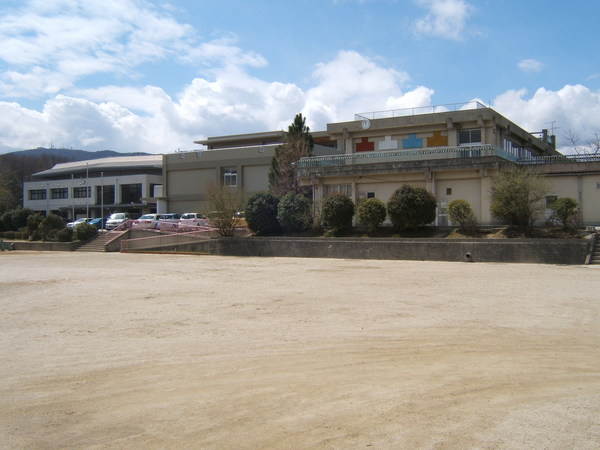 生駒市松美台　中古一戸建の小学校画像