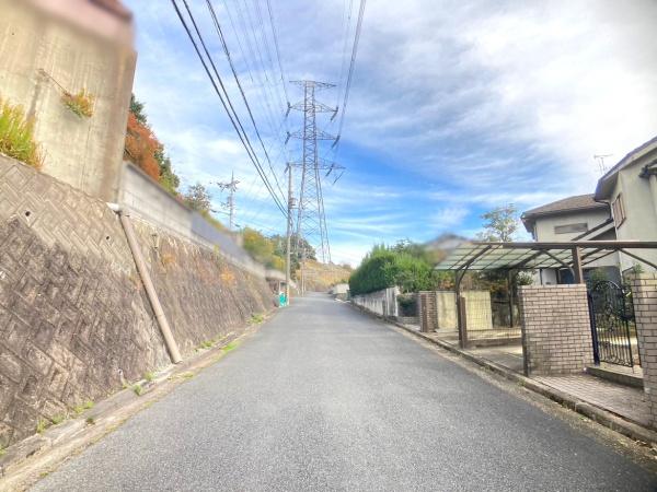 生駒市松美台　中古一戸建の前面道路含む現地写真画像