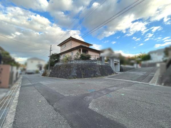 生駒市あすか野南2丁目　中古一戸建の前面道路含む現地写真画像