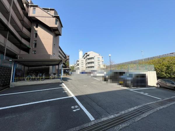 東生駒アーバンライフA棟の駐車場画像