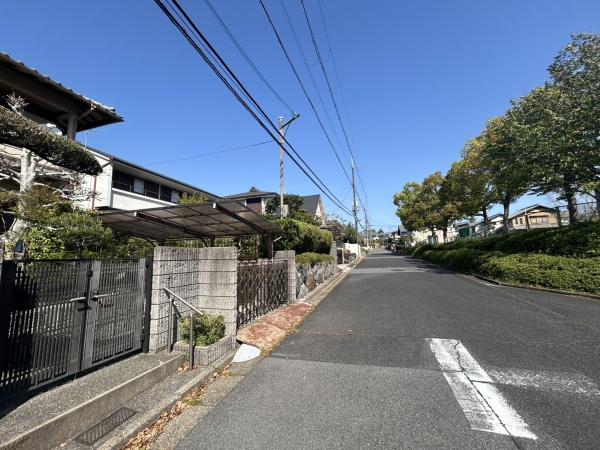 奈良市青山７丁目の中古一戸建の前面道路含む現地写真画像