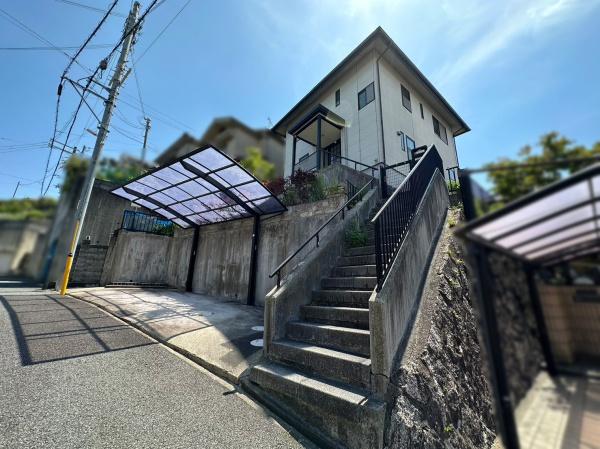 生駒市桜ケ丘の中古一戸建の駐車場画像