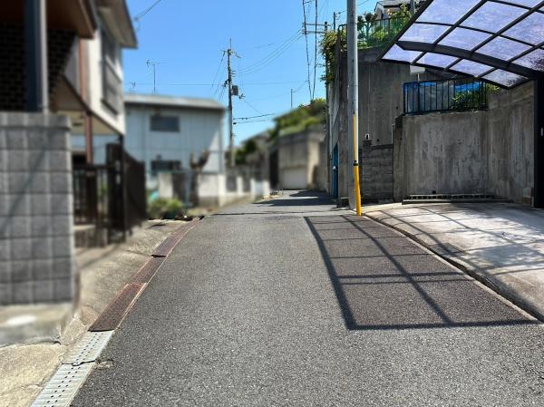 生駒市桜ケ丘の中古一戸建の前面道路含む現地写真画像