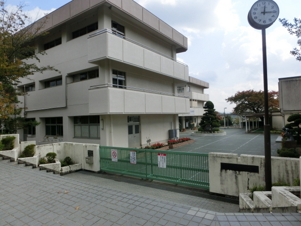 生駒市美鹿の台　中古一戸建の中学校画像