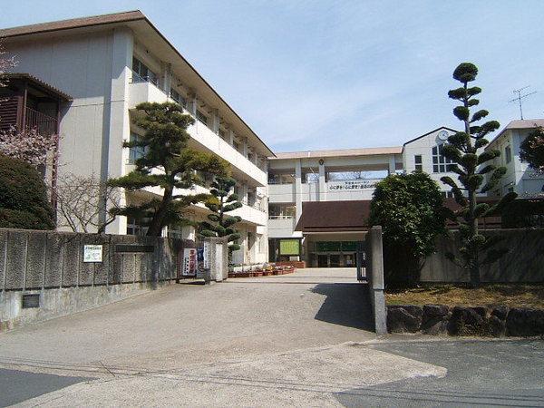 生駒市緑ヶ丘　中古戸建の中学校画像