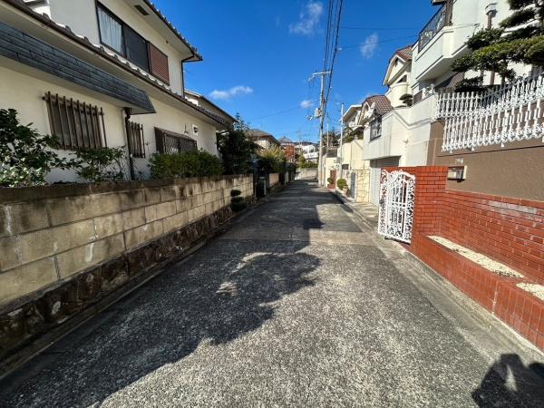 生駒市緑ヶ丘　中古戸建の前面道路含む現地写真画像