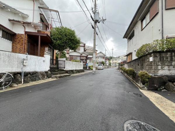 生駒市俵口町の中古テラスハウスの前面道路含む現地写真画像