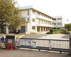 生駒市上町の中古一戸建の小学校画像