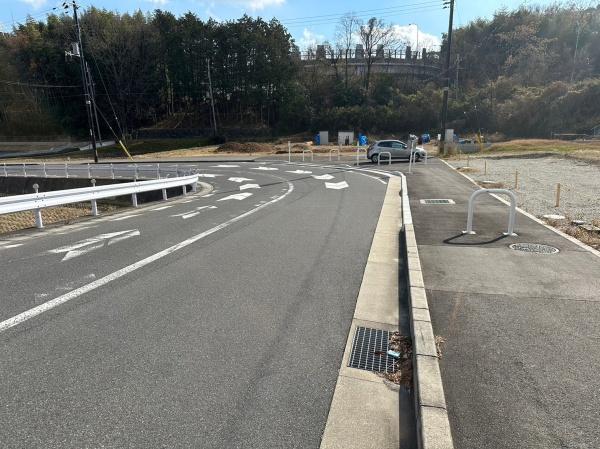 奈良市宝来町　売土地　1区画【建築条件なし】の前面道路含む現地写真画像