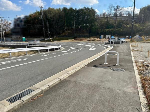 奈良市宝来町　売土地　1区画【建築条件なし】の前面道路含む現地写真画像