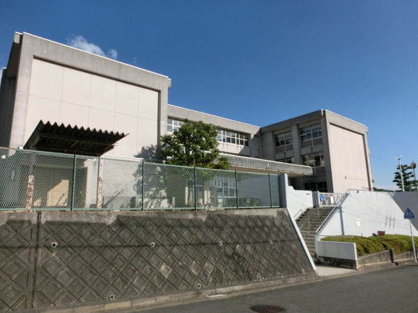 生駒市小明町の土地の中学校画像