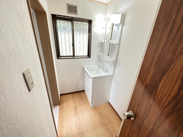 生駒市松美台の中古一戸建の洗面台・洗面所画像