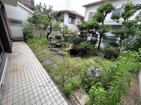 生駒市松美台の中古一戸建の庭画像