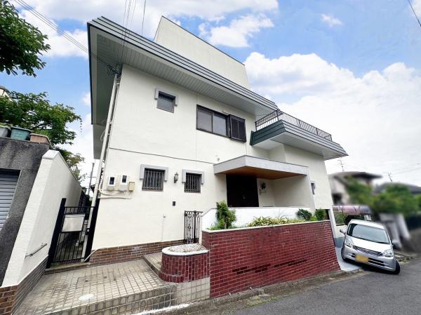 生駒市松美台の中古一戸建の駐車場画像