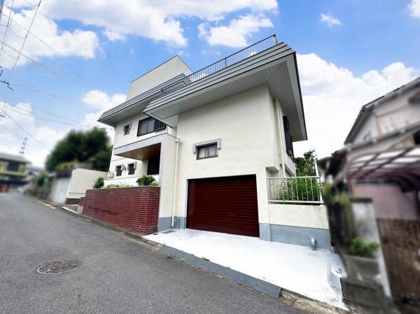 生駒市松美台の中古一戸建の駐車場画像
