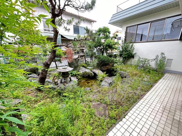 生駒市松美台の中古一戸建の庭画像