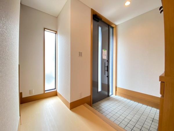 生駒市小明町の中古一戸建の玄関画像