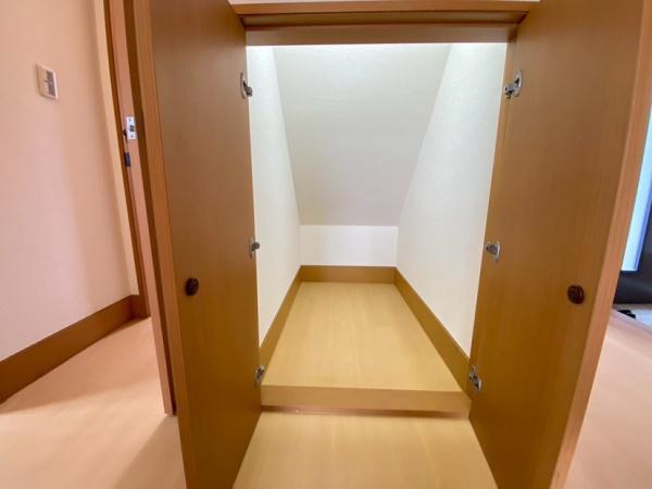 生駒市小明町の中古一戸建の玄関画像