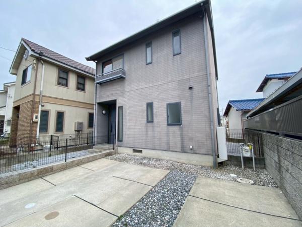 生駒市小明町の中古一戸建の駐車場画像
