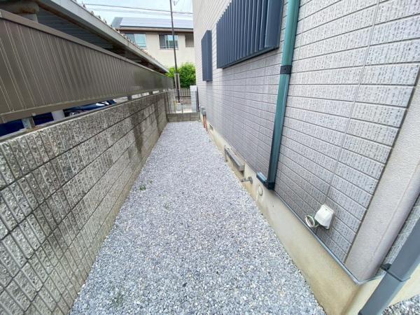 生駒市小明町の中古一戸建の庭画像