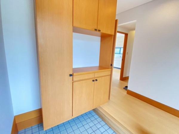 生駒市小明町の中古一戸建の玄関画像