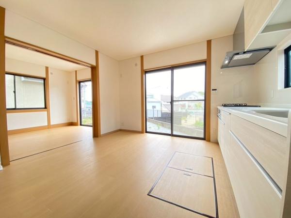 生駒市小明町の中古一戸建のリビング画像