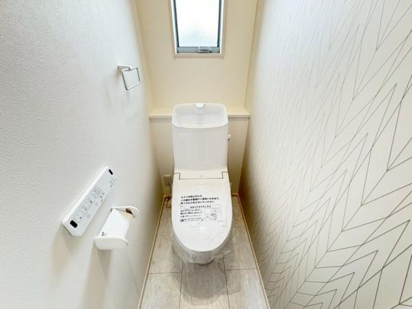 奈良市富雄北３丁目の新築一戸建のトイレ画像