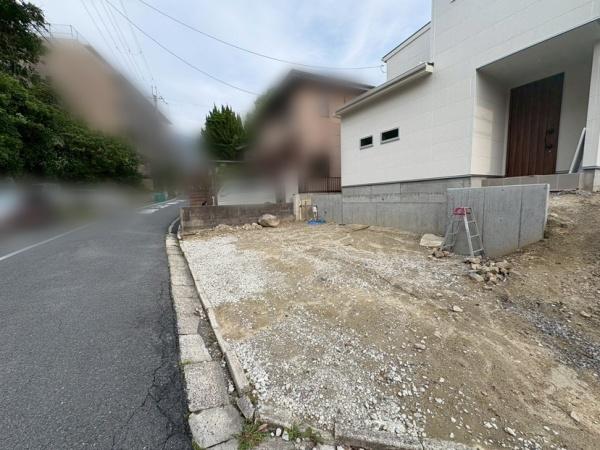 奈良市富雄北３丁目の新築一戸建の前面道路含む現地写真画像